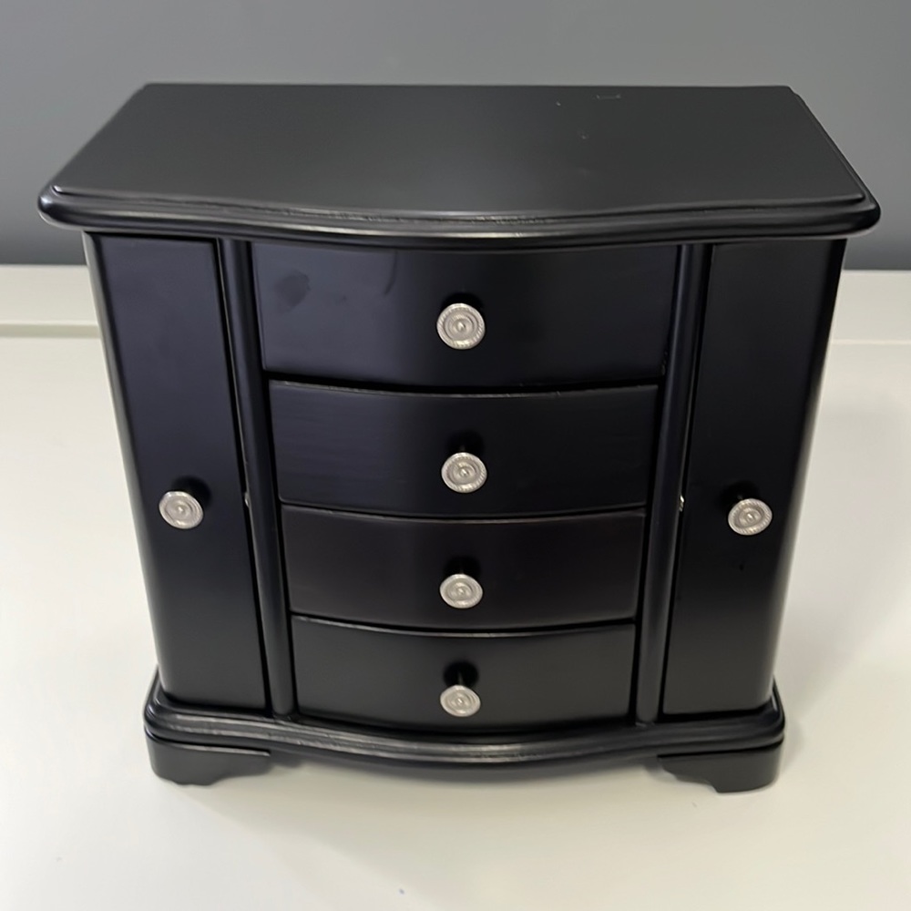 Jewelry cabinet